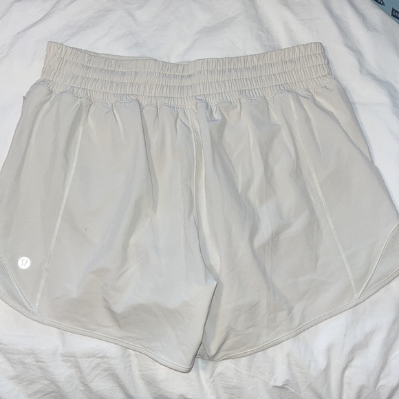 Lululemon size 8 hoty hot Highrise 4’ inseam new without tags - Picture 2 of 5